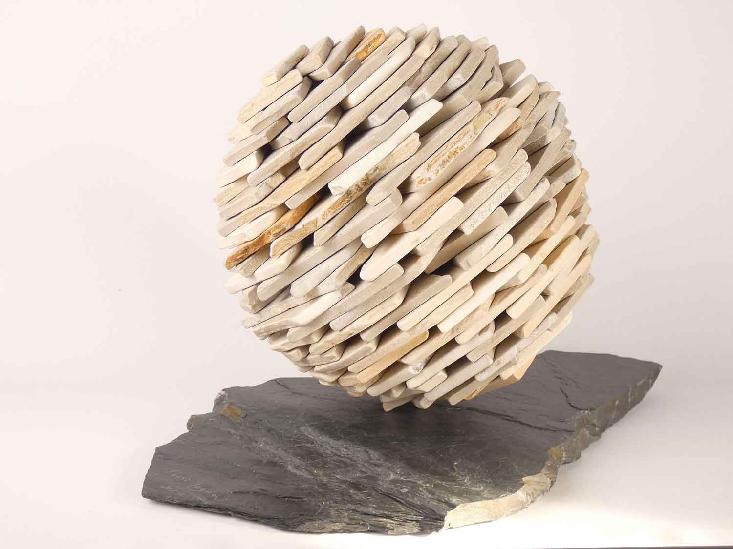 Marc Mugnier, petite sphéroïde beige, sculpture - Galerie de vente et d’achat d’art contemporain en ligne Artalistic