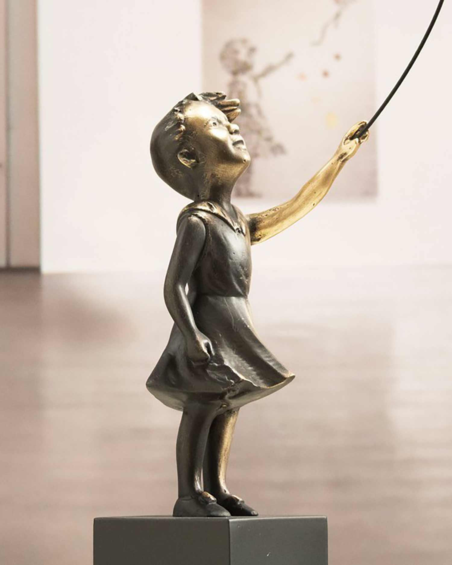 Miguel Guia, Fille au ballon en forme de chien Grand, sculpture - Galerie de vente et d’achat d’art contemporain en ligne Artalistic