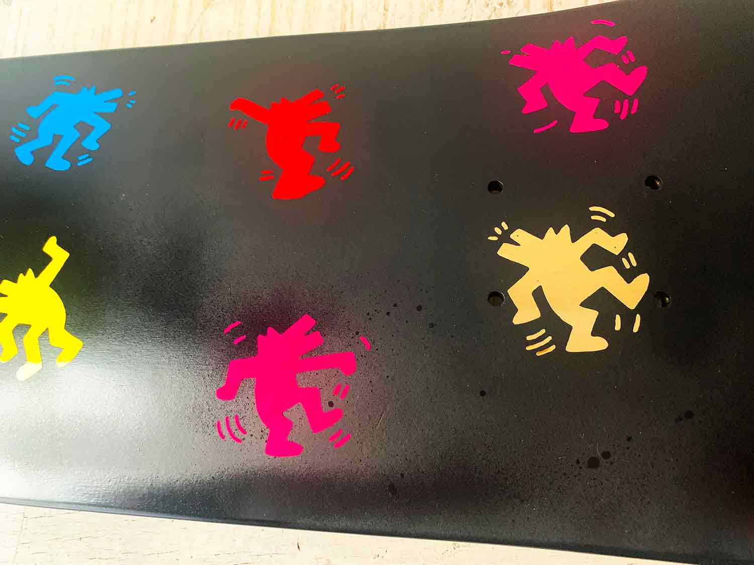 Rose, Skate Keith Haring, sculpture - Galerie de vente et d’achat d’art contemporain en ligne Artalistic