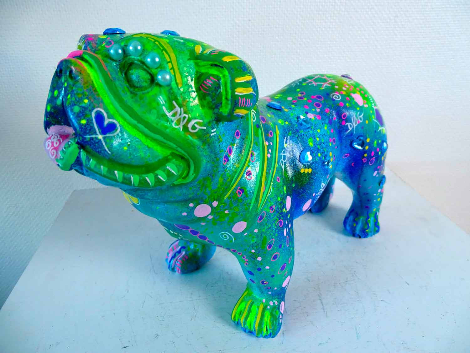 Priscilla Vettese, Bouledogue chic, sculpture - Galerie de vente et d’achat d’art contemporain en ligne Artalistic