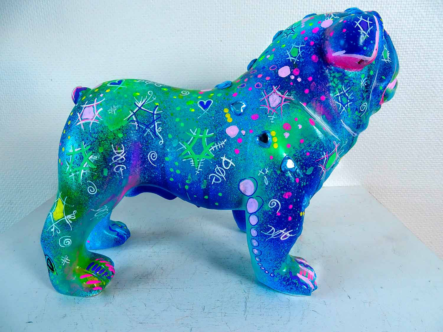 Priscilla Vettese, Bouledogue chic, sculpture - Galerie de vente et d’achat d’art contemporain en ligne Artalistic