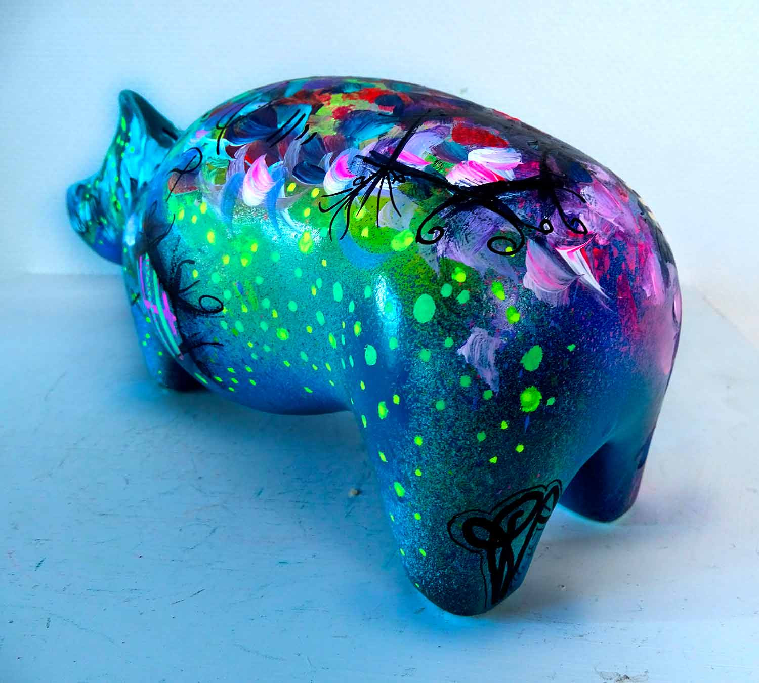 Priscilla Vettese, Hippopotame fluo pop, sculpture - Galerie de vente et d’achat d’art contemporain en ligne Artalistic