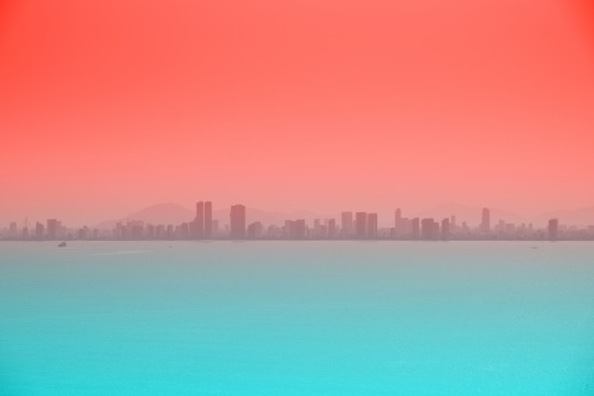 Tropical Mirage Beneath a Hot Horizon