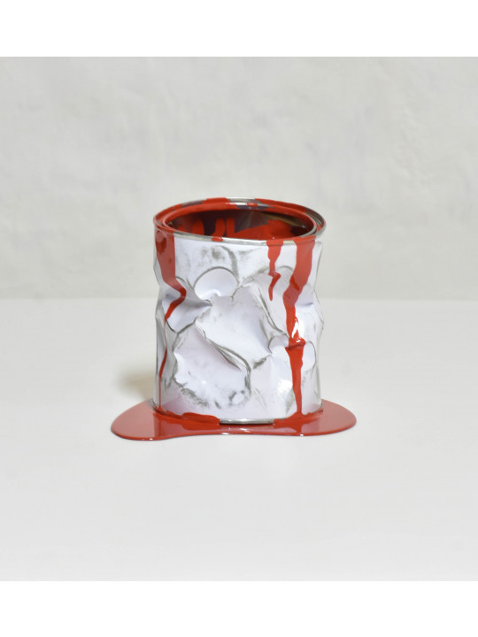 Le vieux pot de peinture rouge