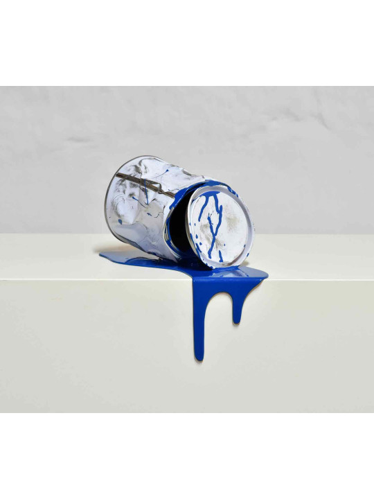 Le vieux pot de peinture bleu