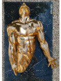 Emilio Mortini, Man on the wall, sculpture - Galerie de vente et d’achat d’art contemporain en ligne Artalistic