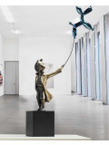 Miguel Guia, Enfant au ballon en forme de chien Grand, sculpture - Galerie de vente et d’achat d’art contemporain en ligne Artalistic