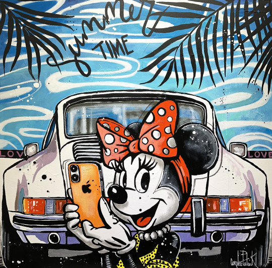 Minnie Mouse fait un selfie devant sa Porsche