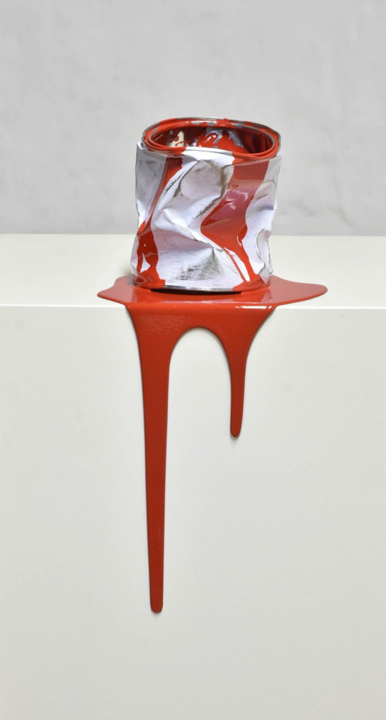 Le vieux pot de peinture rouge