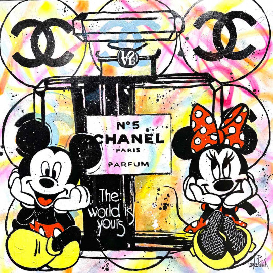 Mickey offre le parfum Chanel n°5 à Minnie