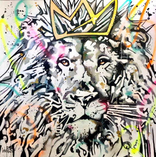 Lion king graffiti, black and white, gold crown