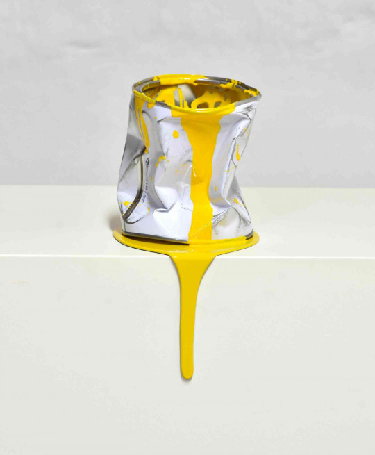 Le vieux pot de peinture jaune
