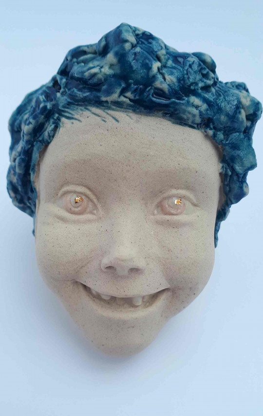 Enfant aux cheveux bleus
