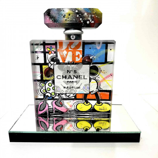 Chanel n°5 bottle, Mickey and Minnie, the kiss