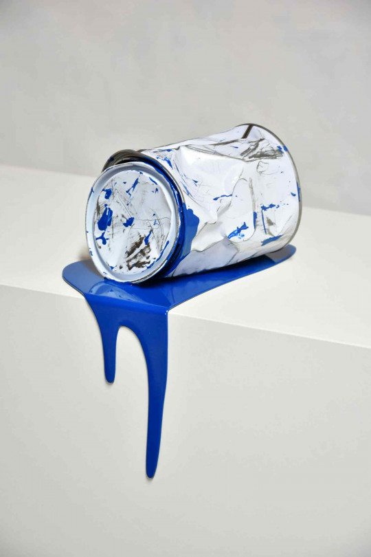 Le vieux pot de peinture bleu